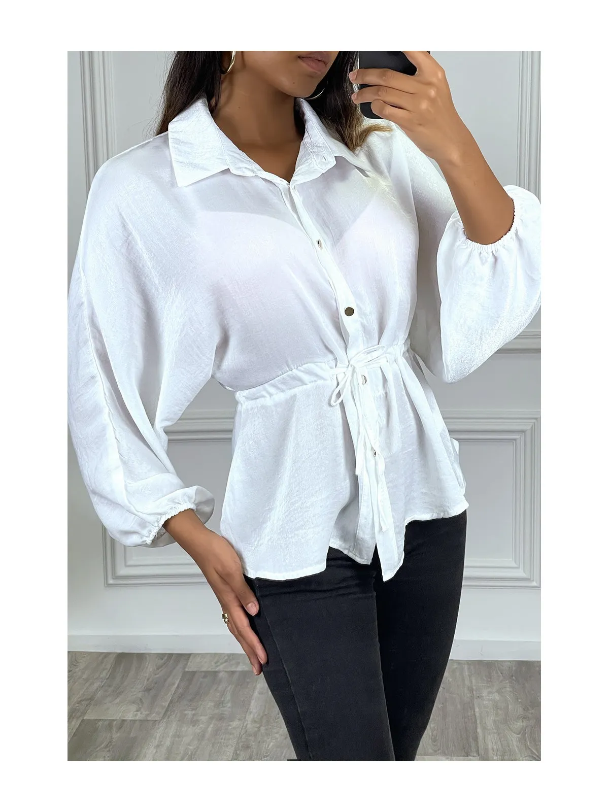 Chemise blanche à cordon à la taille, effet satiné