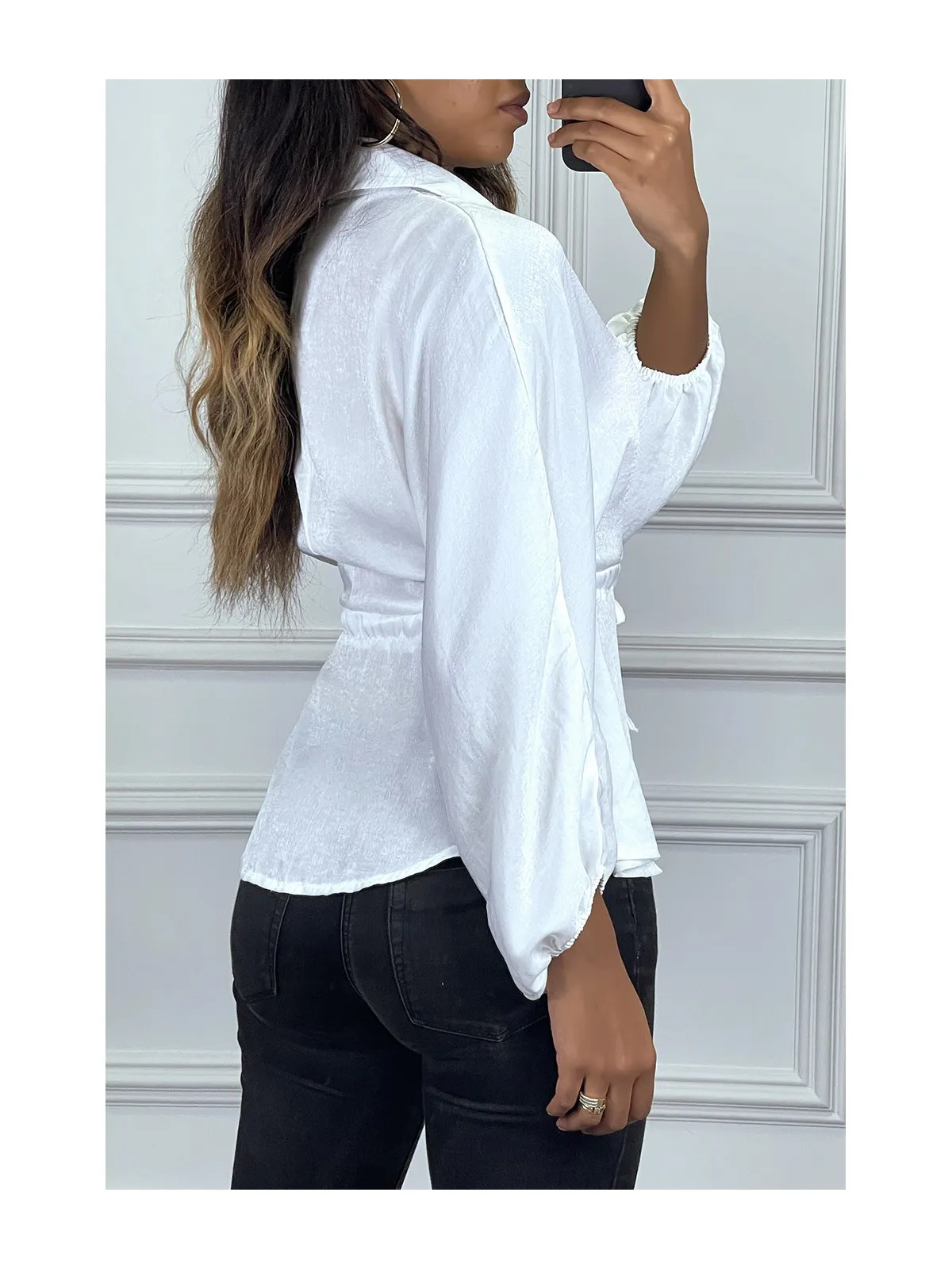 Chemise blanche à cordon à la taille, effet satiné