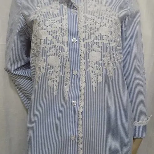 Chemise manches longues en coton  rayé bleu et dentelle blanche