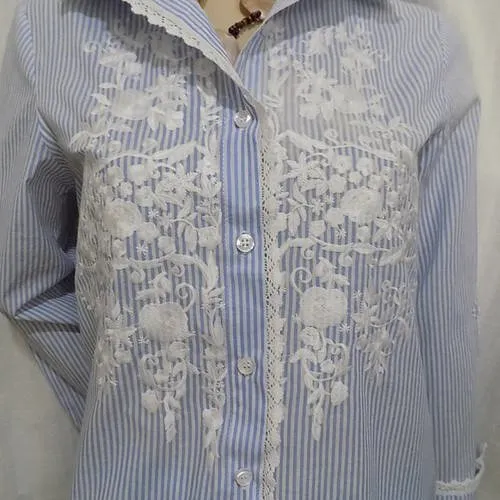 Chemise manches longues en coton  rayé bleu et dentelle blanche