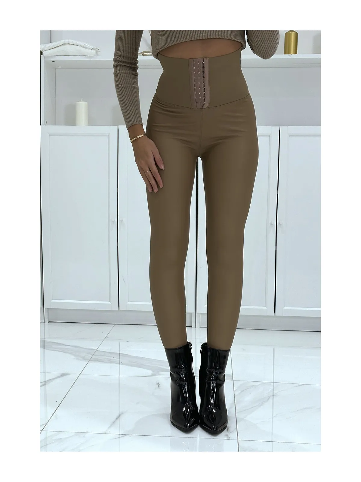 Pantalon slim minceur taupe en simili avec gaine ventre plat