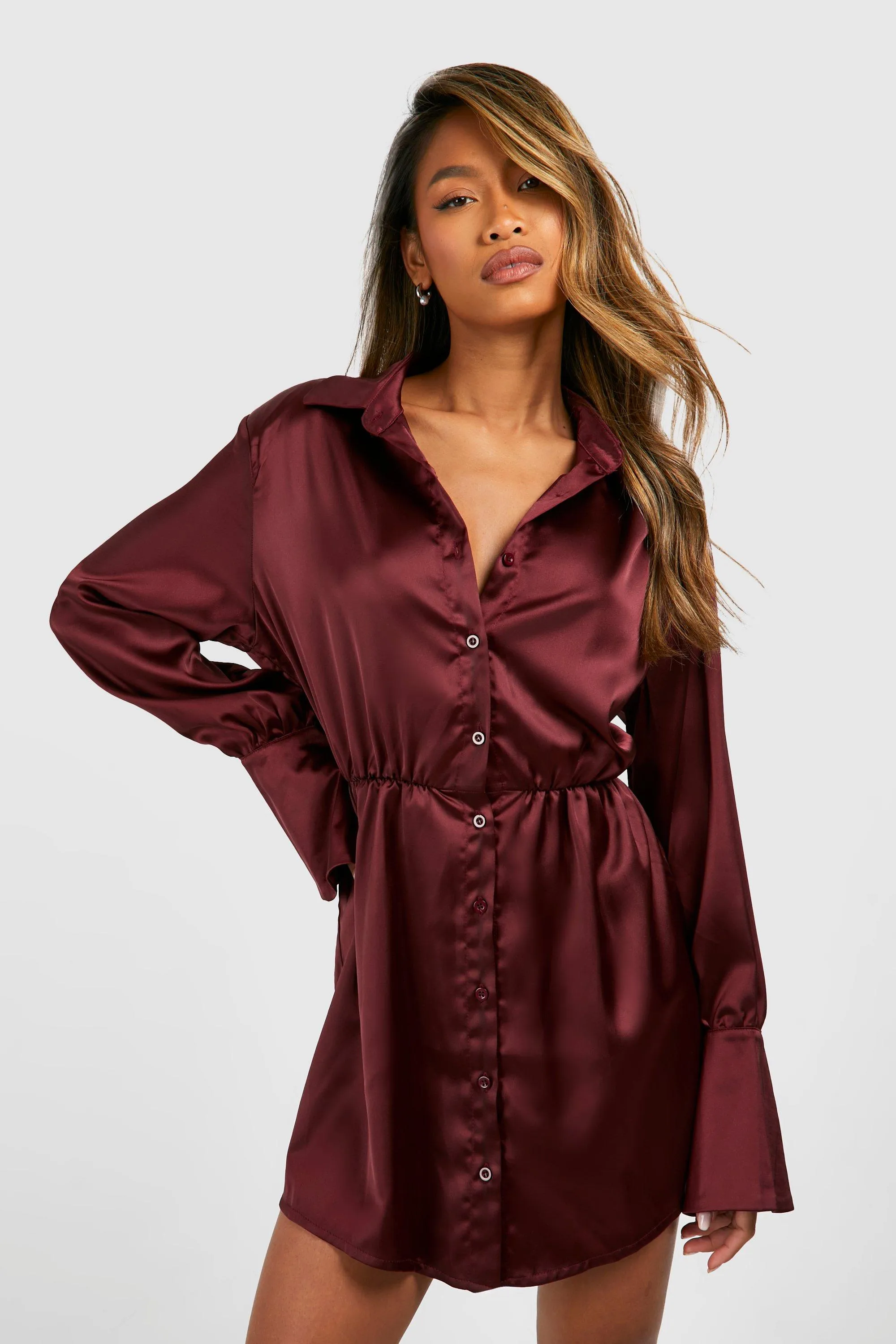 Robe chemise satinée à épaulettes