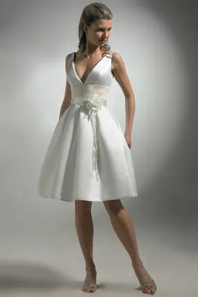 Robe mariée courte en satin Col V Ligne A avec applique et ceinture